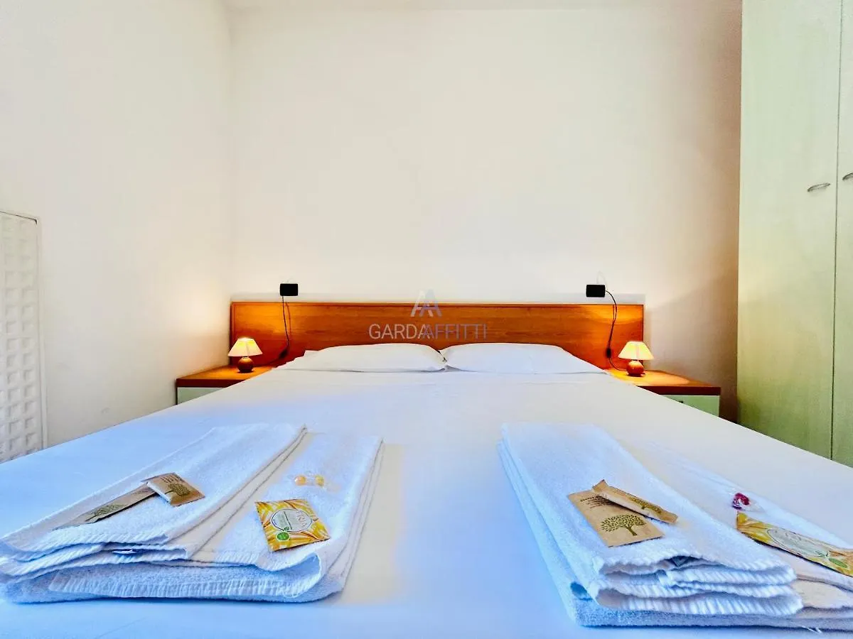 Scylla Apt - 100 Metri Dal Lago Di Garda Sirmione 0*,  Italy